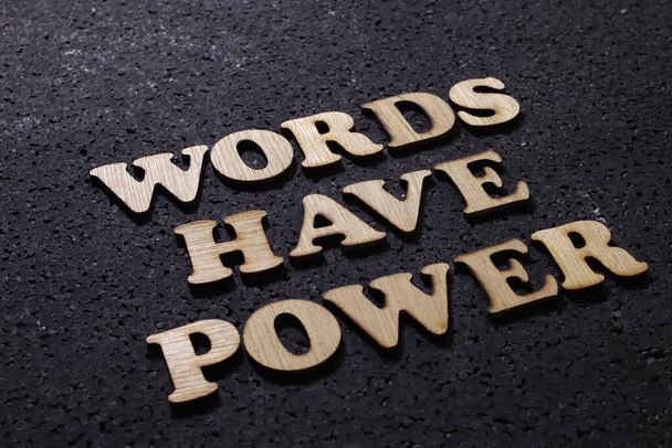 Slova mají moc, obchodní motivační citace; dřevěná slova typografie písmo koncept na černém pozadí - Fotografie, Obrázek