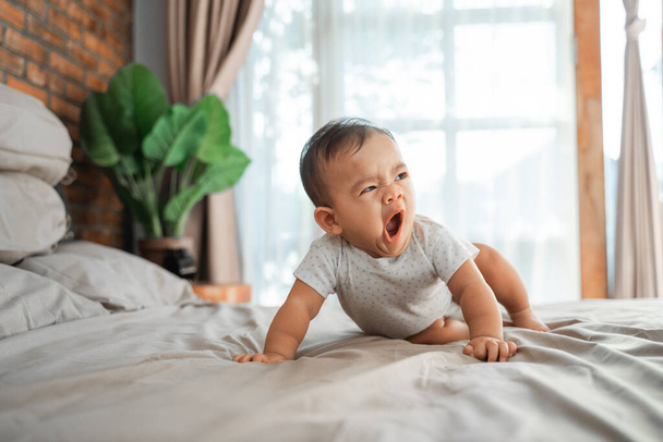 アジアの赤ん坊は這うことを学び - 写真・画像