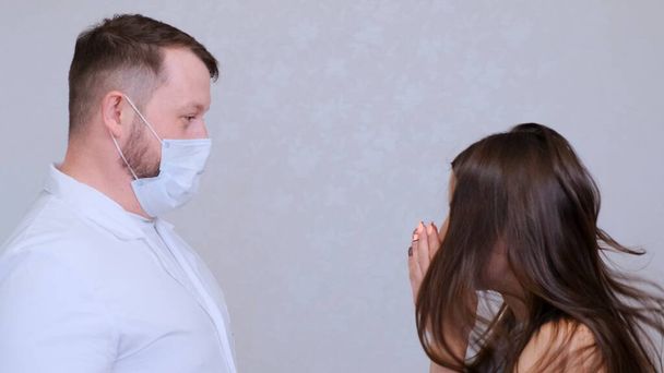 Kranke Frau hat Grippe- oder Erkältungssymptome und niest in Anwesenheit eines Arztes.  - Foto, Bild