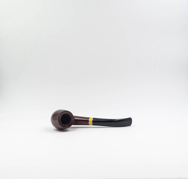 Tubulação de madeira velha, usada do tabaco, isolada em um fundo branco
 - Foto, Imagem