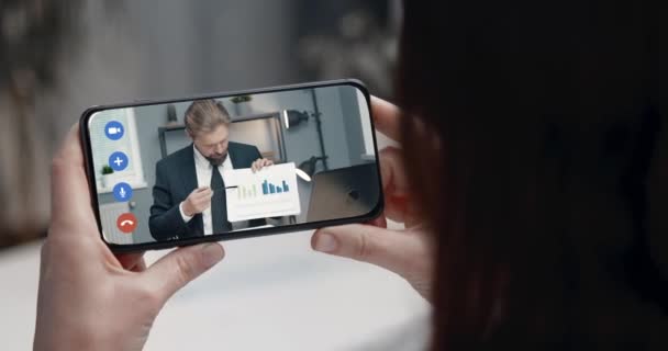 Biznes kobieta mając wideo czat na smartfonie ze współpracownikiem - Materiał filmowy, wideo