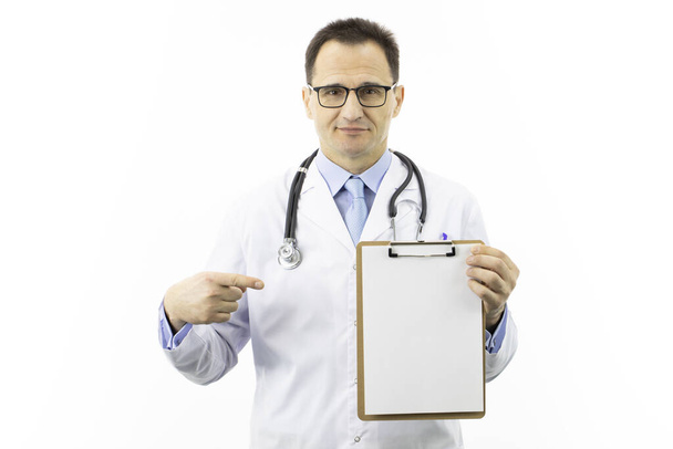 Дружелюбный доктор в пальто, стетоскоп показывает чистый планшет для личных советов
 - Фото, изображение