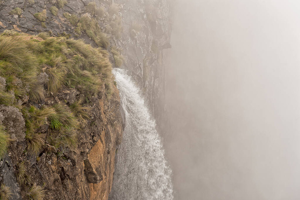 Die Spitze des Tugela Falls, der zweithöchste Wasserfall der Welt, 948 m hoch - Foto, Bild