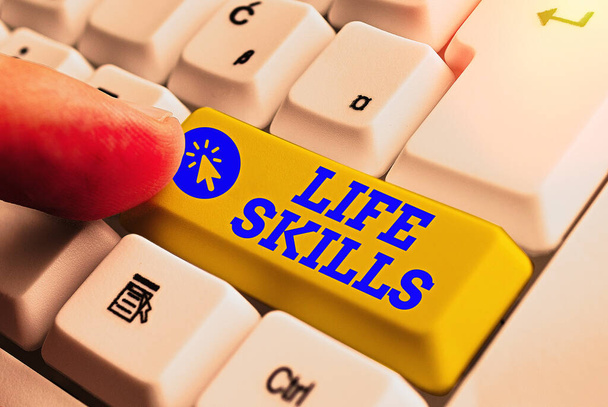 Kézírás szöveg Life Skills. Fogalom jelentése készség, amely a mindennapi életben való teljes körű részvételhez szükséges. - Fotó, kép