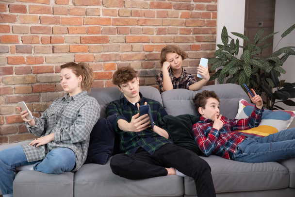 Groupe d'amis heureux prenant selfie et s'amusant, De jeunes amis heureux assis et prenant selfie à la maison
 - Photo, image