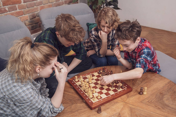 concept of friendship, communication and people - a group of young happy friends resting at home, playing games, talking, watching tv - Foto, Imagen