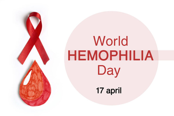 Cinta roja y una gota de sangre sobre un fondo blanco. Fondo del Día Mundial de la Hemofilia. Cartel de sensibilización sobre la hemofilia
.  - Foto, imagen