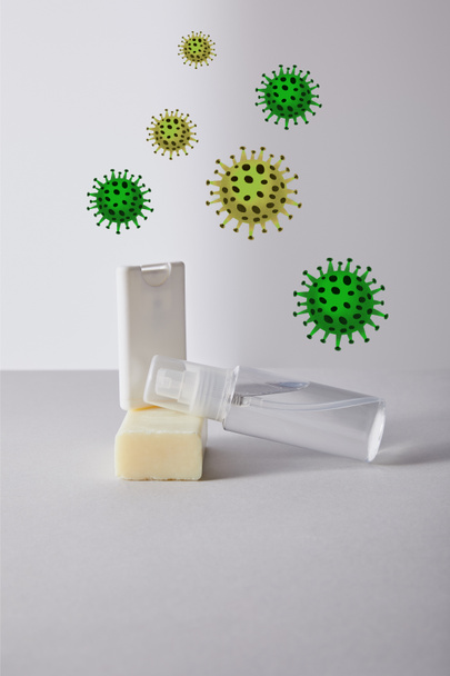 Sprey şişede el dezenfektanı ve beyaz arka planda antibakteriyel sabun, bakteri çizimi - Fotoğraf, Görsel