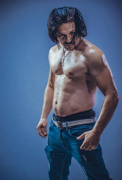 sexy muskulösen Körper Modell Porträt eines jungen Mannes . - Foto, Bild