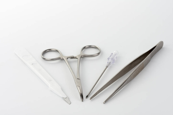 Nahaufnahme medizinischer Instrumente auf weißem Hintergrund. Instrumente zur Kanülung zentraler Venenkatheter auf der Intensivstation im Krankenhaus.  - Foto, Bild