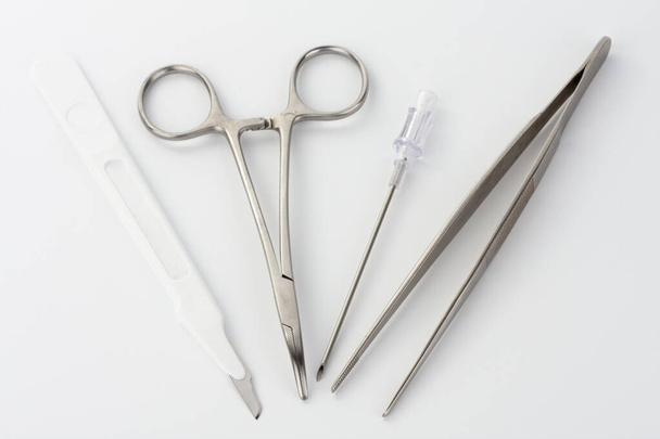 Nahaufnahme medizinischer Instrumente auf weißem Hintergrund. Instrumente zur Kanülung zentraler Venenkatheter auf der Intensivstation im Krankenhaus.  - Foto, Bild