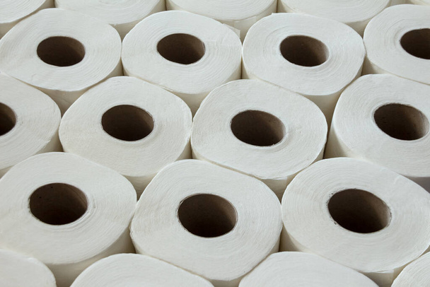 Белое полотенце туалетной бумаги. Вид сверху. Фон
 - Фото, изображение