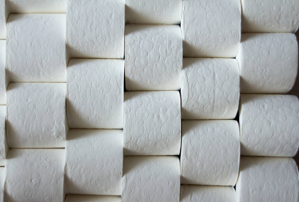 Vertikale Toilettenpapierrollen gestapelt, Hintergrund - Foto, Bild