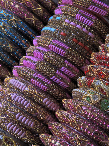 Gros plan de femme indienne présentoir de bracelets de mode dans un magasin de détail
 - Photo, image
