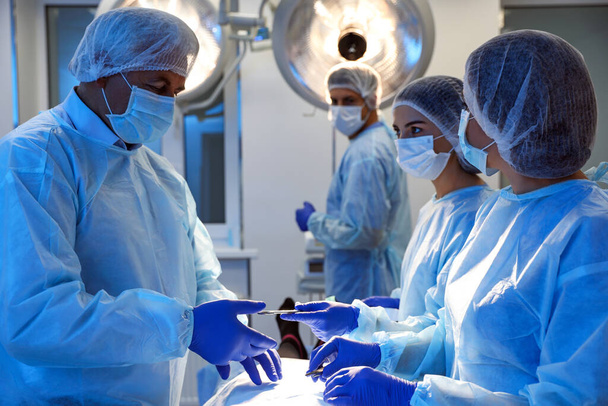 A klinikán műtétet végző hivatásos sebészek csapata - Fotó, kép
