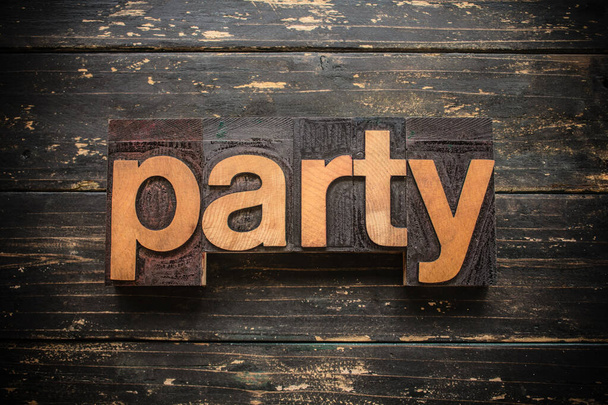 La parola "PARTY" scritta in caratteri di legno vintage su sfondo rustico vintage
. - Foto, immagini