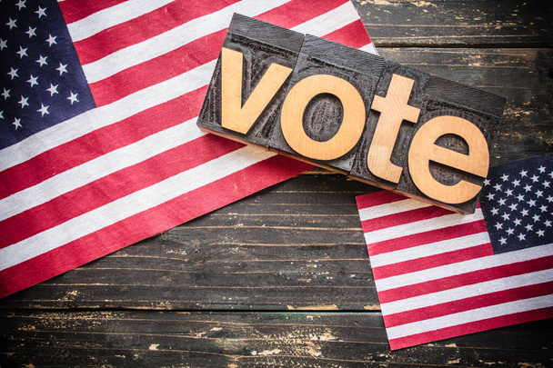 Das Wort "VOTE" in Buchdruckbuchstaben aus Vintage-Holz auf rustikalem Hintergrund. - Foto, Bild
