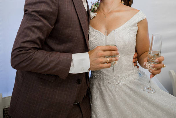 Жених и невеста с бокалами шампанского
 - Фото, изображение
