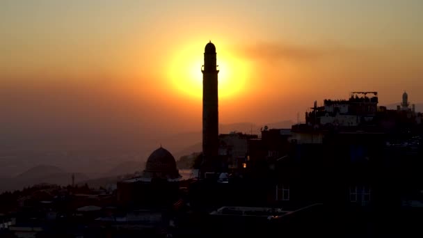 Mardin, Türkei - Januar 2020: Minarett von Ulu Cami, auch bekannt als Große Moschee von Mardin bei Sonnenuntergang - Filmmaterial, Video