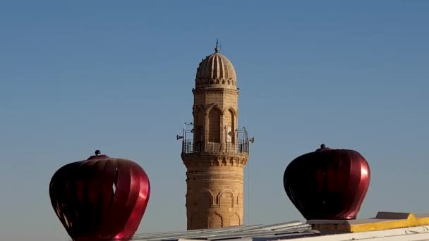 Mardin, Türkei - Januar 2020: Minarett von Ulu Cami, auch bekannt als Große Moschee von Mardin von einem Dach aus - Filmmaterial, Video