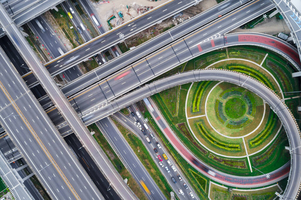 Luftbild der vielbefahrenen Autobahn-Anschlussstelle, Verkehrskonzept - Foto, Bild