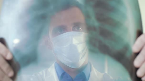 Médico examinando uma radiografia pulmonar
 - Filmagem, Vídeo