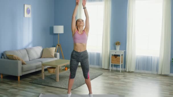 Mujer en forma está haciendo ejercicios de respiración
 - Imágenes, Vídeo