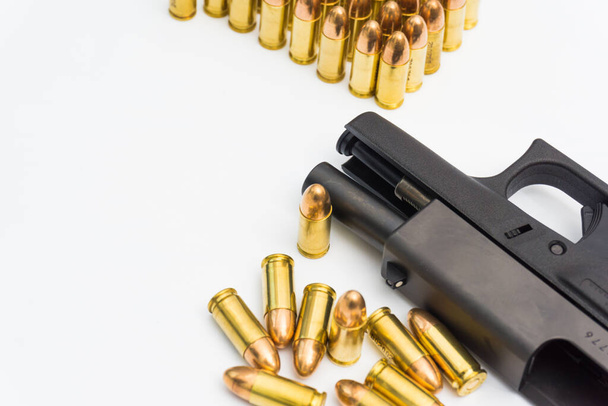 9mm Kugel mit halbautomatischer Waffe isoliert auf weißem Hintergrund - Foto, Bild