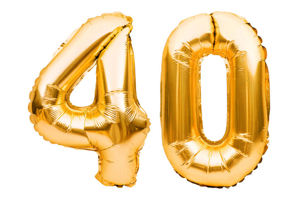 Číslo 40 čtyřicet ze zlatých nafukovacích balónků izolovaných na bílém. Heliové balónky, čísla zlaté fólie. Party dekorace, výroční znamení pro svátky, oslavy, narozeniny, karneval - Fotografie, Obrázek