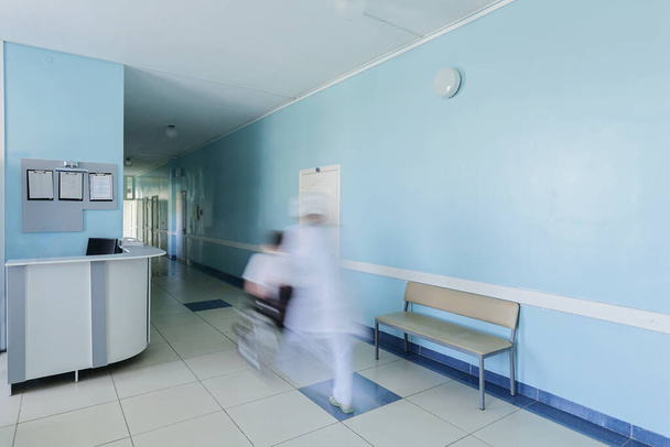 nemocniční chodba s prací zdravotní sestry - Fotografie, Obrázek