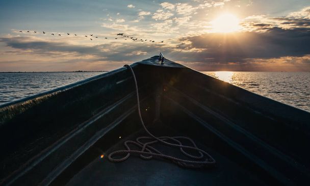 Descubra el Delta del Danubio, Rumania. Reserva natural con cañones y hermosas puestas de sol. Paseos en barco y excursiones
.  - Foto, Imagen