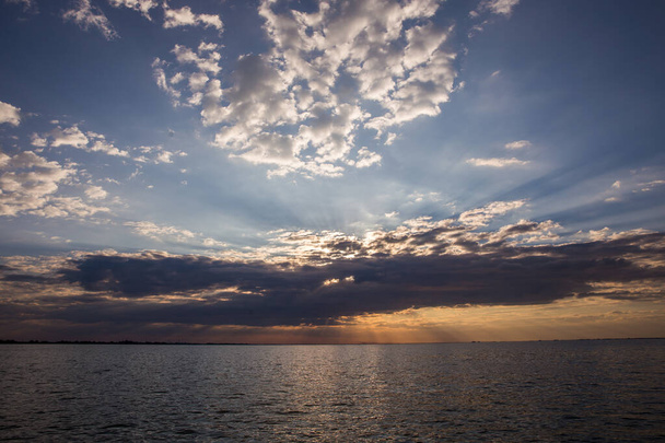 Descubra el Delta del Danubio, Rumania. Reserva natural con cañones y hermosas puestas de sol. Paseos en barco y excursiones
.  - Foto, Imagen