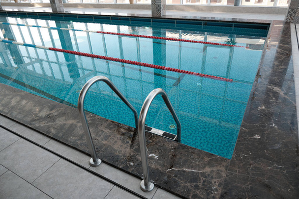 Metalli portaat marmorin reunalla uima-allas, pääsy uima-altaaseen
 - Valokuva, kuva