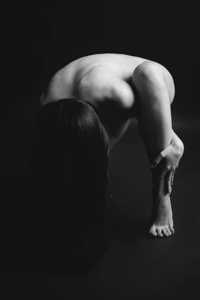 Эротический портрет элегантной обнаженной женщины с голым телом. Сексуальная фотография молодой обнаженной модели. Сенсуальная модель
 - Фото, изображение
