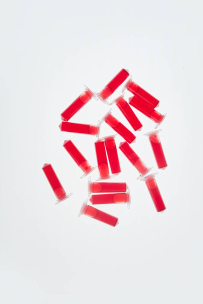 Tıbbi laboratuardaki beyaz masadaki kan örneklerinin üst görünümü, boşluğu kopyala - Fotoğraf, Görsel