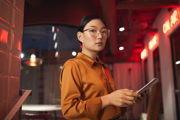 Pas se portrét moderní asijské podnikatelky držící tablet a při pohledu na fotoaparát při pózování venku, kopírovat prostor - Fotografie, Obrázek