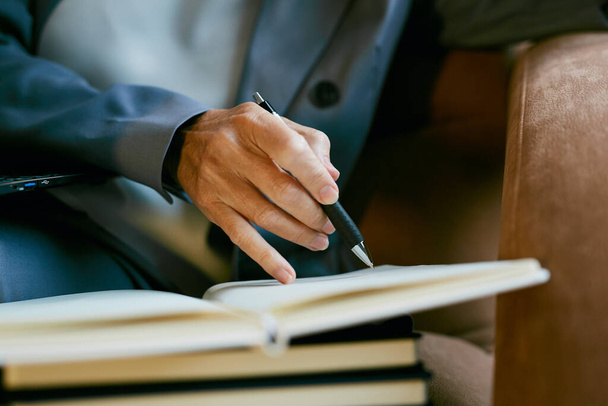 Κοντινό πλάνο της ώριμης επιτυχημένης επιχειρηματία κρατώντας στυλό, ενώ κρατώντας σημειώσεις στο σχεδιασμό, αντίγραφο χώρο - Φωτογραφία, εικόνα
