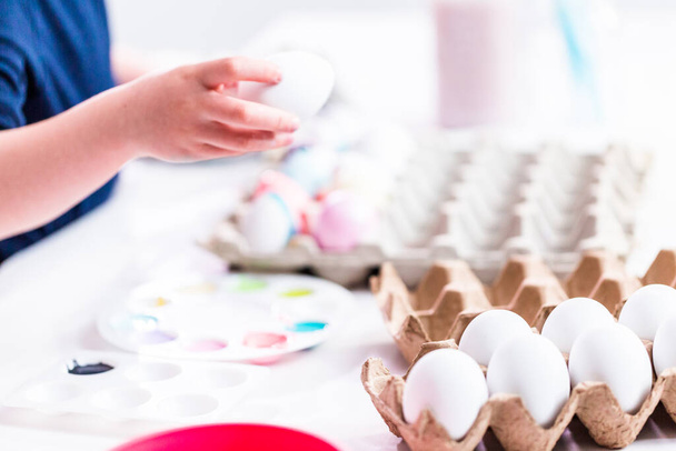 Little girl painting craft Easter eggs with acrilic paint. - Foto, Imagem