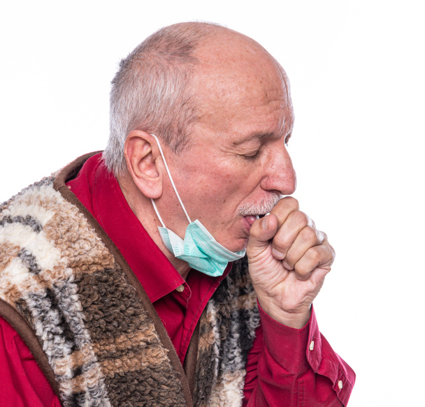 Gesundheits- und Medizinkonzept. Senior Mann in Maske leidet an Husten isoliert auf weißem Hintergrund - Foto, Bild