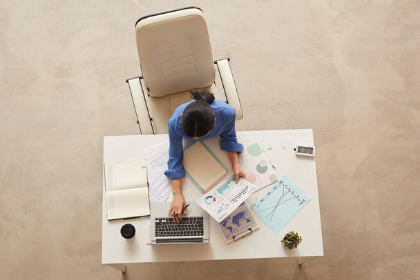 Powrót do góry widok tła bizneswoman trzymając dokument podczas siedzenia przy stole, przestrzeń kopiowania - Zdjęcie, obraz
