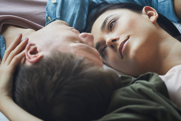 Close-up de casal amoroso abraçando ternamente enquanto deitado juntos, espaço cópia
 - Foto, Imagem