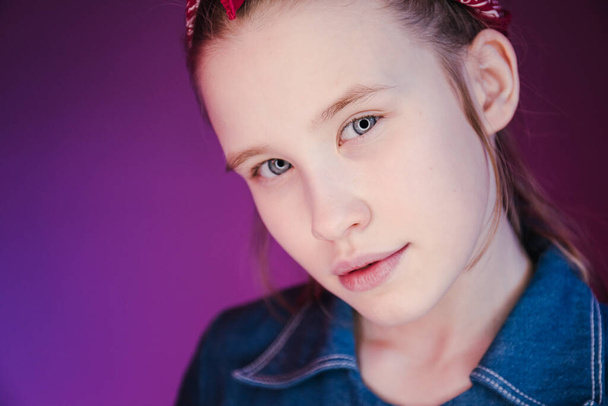 Młoda stylowa dziewczyna w Studio na kolorowym neonowym tle. Projekt plakatu muzycznego DJ-a. Portret młodej tancerki. - Zdjęcie, obraz