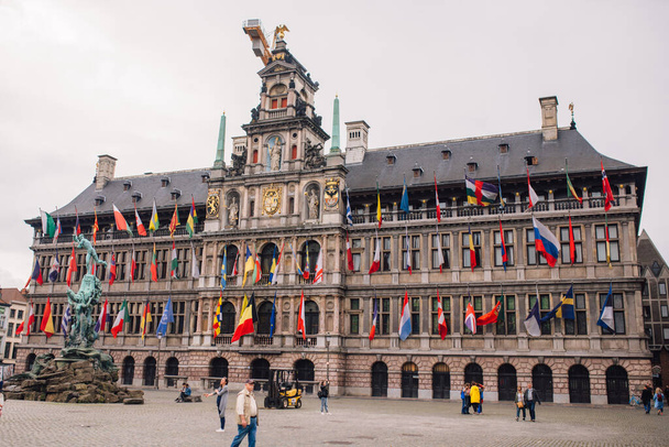 Güneşli bir günde tüm ulusların bayraklarıyla Antwerp Belediye Binası - Fotoğraf, Görsel