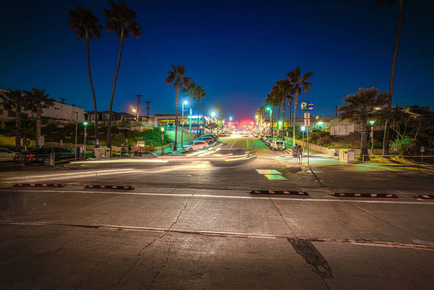 Skrzyżowanie w bezchmurną noc w Manhattan Beach, Los Angeles. Kalifornia, USA - Zdjęcie, obraz