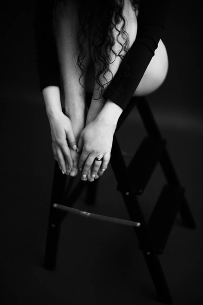 Черно-белый художественный сюрреалистический портрет красивой женщины, модный студийный портрет красивой модели, детали тела
 - Фото, изображение