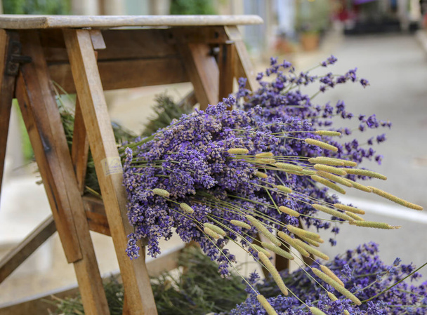 nippu tuoreita ja kuivattuja laventeli kerma kuivattu varsi kukkia makaa puolella
 - Valokuva, kuva