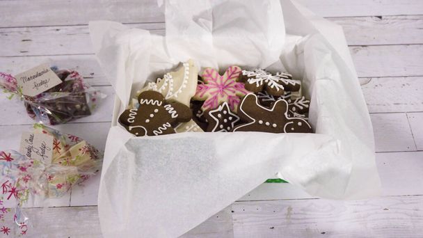 Passo a passo. Embalagem de chocolate caseiro e biscoitos em uma caixa de presente de Natal. - Foto, Imagem