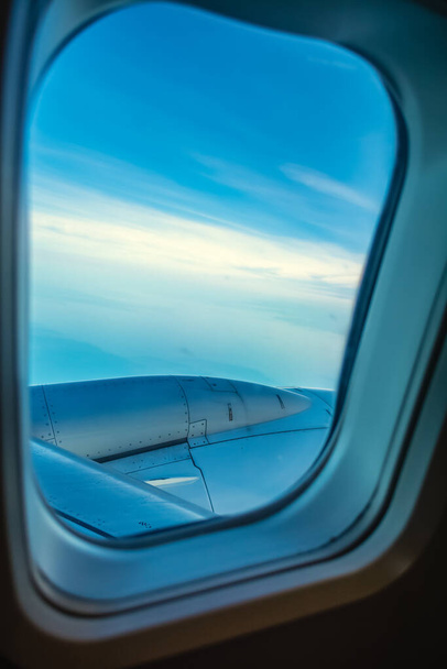 Cielo azul visto desde una ventana de avión comercial
 - Foto, imagen