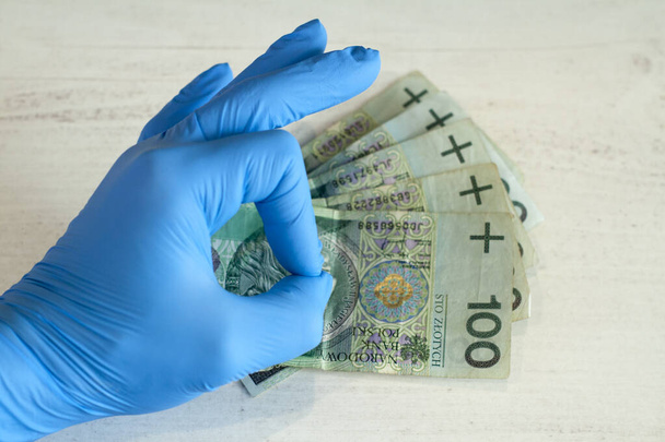 Guantes protectores ayudan a proteger contra el coronavirus transmitido por dinero
 - Foto, imagen