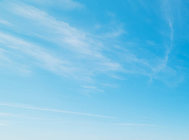 Blauwe lucht met witte, zachte wolken - Foto, afbeelding